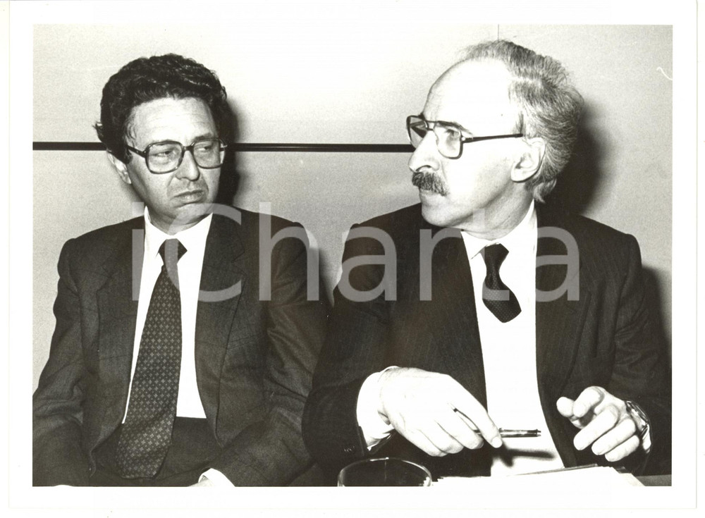 1985 ca MILANO Adriano BAUSOLA con Roberto MAZZOTTA durante conferenza stampa