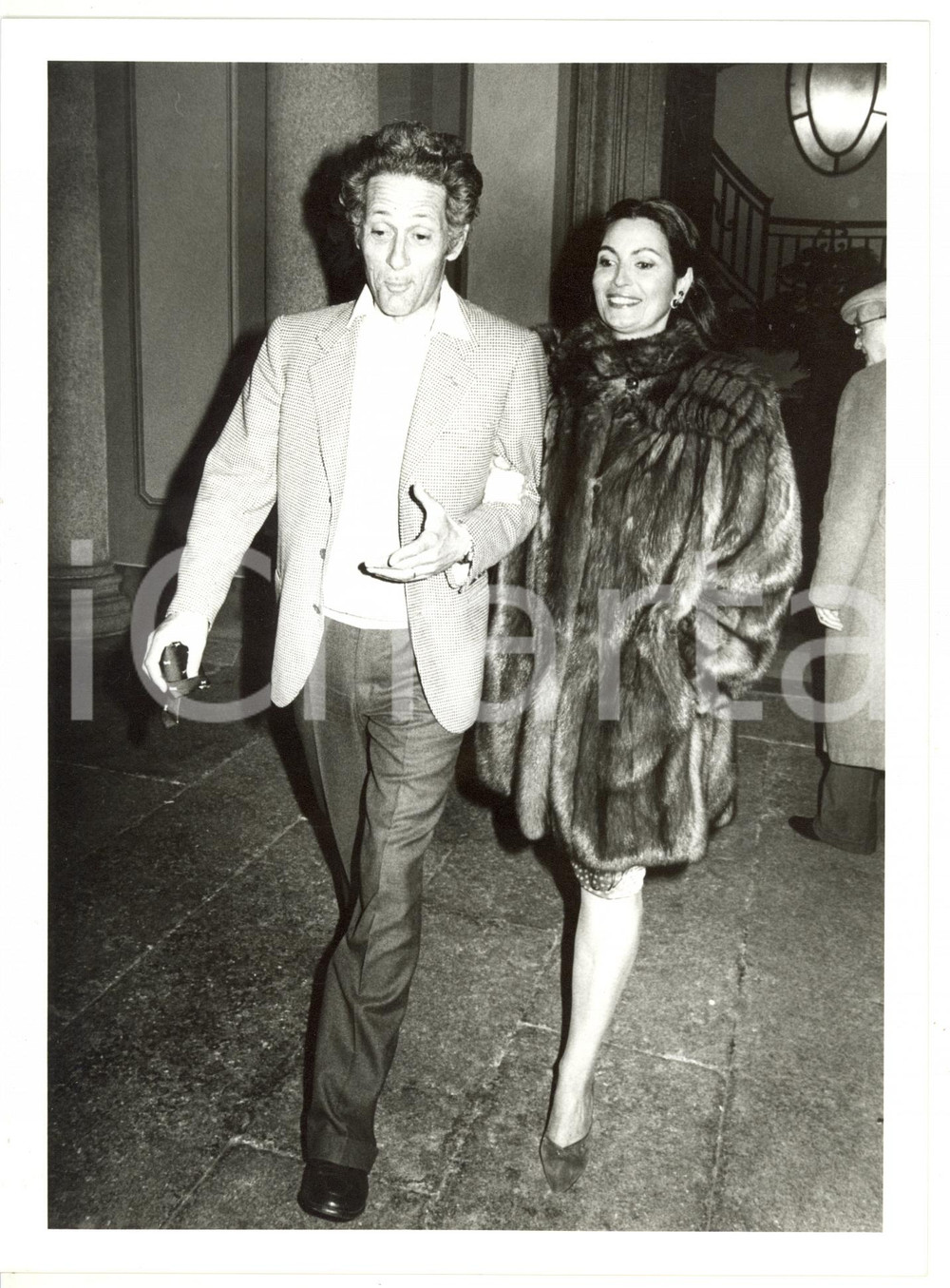 1985 ca MILANO Giorgio FALCK con Rosanna SCHIAFFINO in pelliccia *Foto 18x24 Fotografia di agenzia.CONDIZIONI: GFORMATO: 18x24 cm      originale e autentica 1