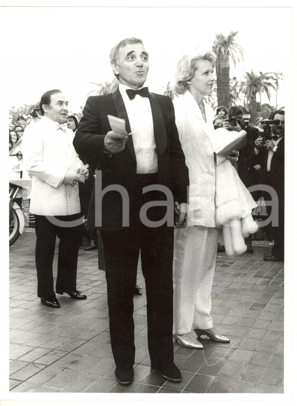 1990 ca FESTIVAL DI CANNES Charles AZNAVOUR con la moglie Ulla *Foto 18x24 Fotografia di agenzia. CONDIZIONI: GFORMATO: 18x24 cm      originale e autentica 1