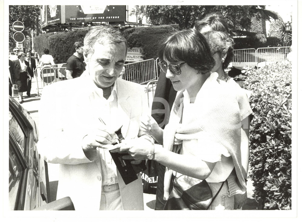 1990 ca FESTIVAL DI CANNES Charles AZNAVOUR firma gli autografi *Foto 24x18 Fotografia di agenzia. CONDIZIONI: GFORMATO: 24x18 cm      originale e autentica 1
