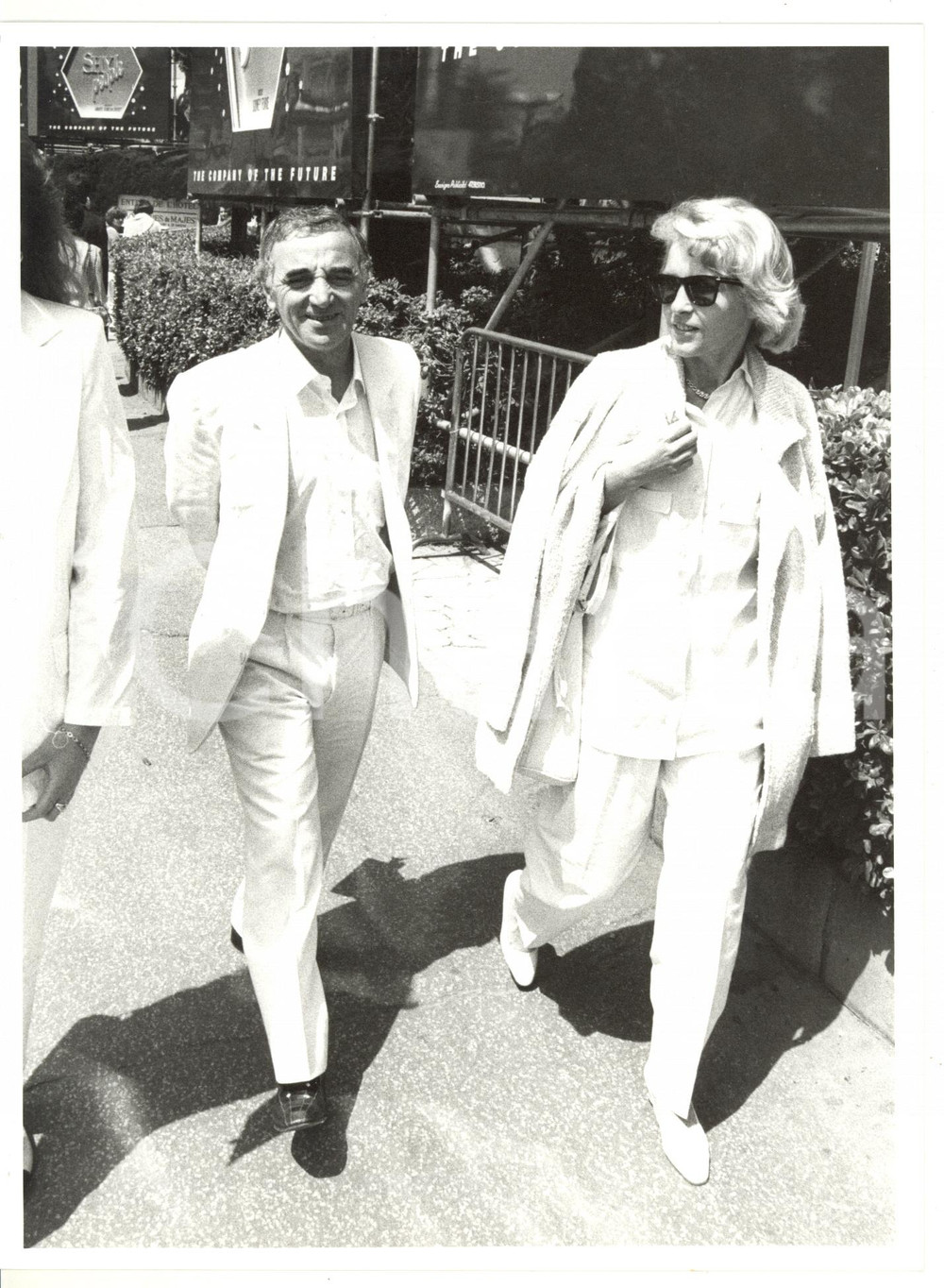 1990 ca FESTIVAL DI CANNES Charles AZNAVOUR con la moglie Ulla - Foto 18x24 cm Fotografia di agenzia. CONDIZIONI: GFORMATO: 18x24 cm      originale e autentica 1