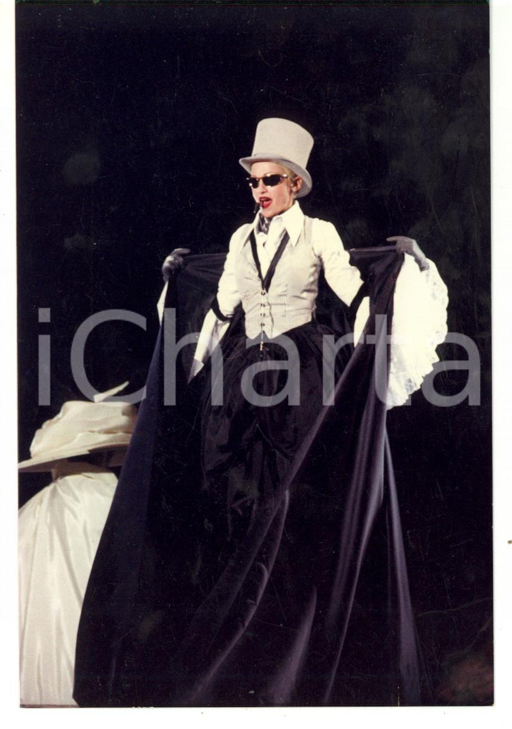 1993 LONDON Wembley Stadium - The Girlie Show Tour - MADONNA in concerto (6)Foto