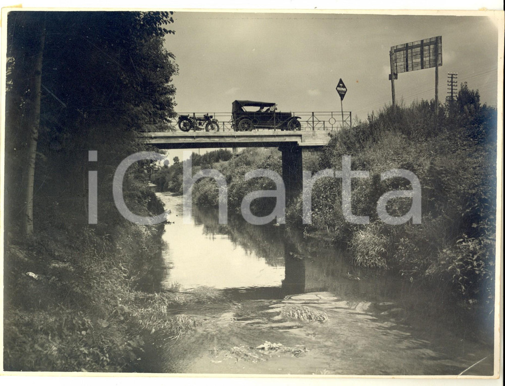 1930 ca BORGOLOMBARDO Veduta con il Ponte Nuovo - Foto RARA ANIMATA auto e moto Fotografia d'epoca. CONDIZIONI: G  (ma lieve piegatura marginale)FORMATO:  24x18 cmFOTOGRAFO: Gerardo Colombi - Milano     originale e autentica 1
