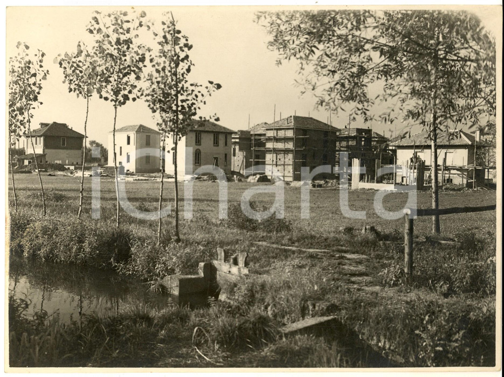 1930 ca BORGOLOMBARDO Veduta del villaggio in costruzione *Foto 24x18 cm Fotografia d'epoca. CONDIZIONI: G  FORMATO:  24x18 cmFOTOGRAFO: Gerardo Colombi - Milano     originale e autentica 1