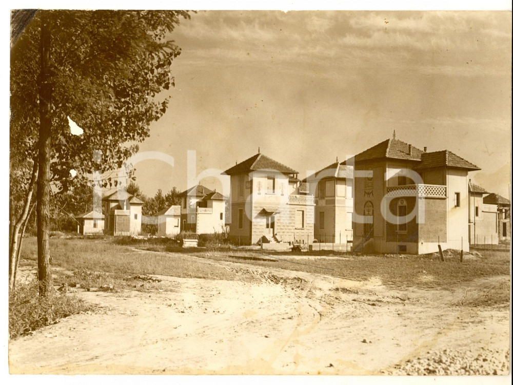 1930 ca BORGOLOMBARDO Veduta delle prime villette costruite - Foto RARA 24x18 cm Fotografia d'epoca. CONDIZIONI: POOR (abrasioni al lato sinistro e lievi piegature; lievi macchie; abrasioni al verso) FORMATO:  24x18 cm      originale e autentica 1