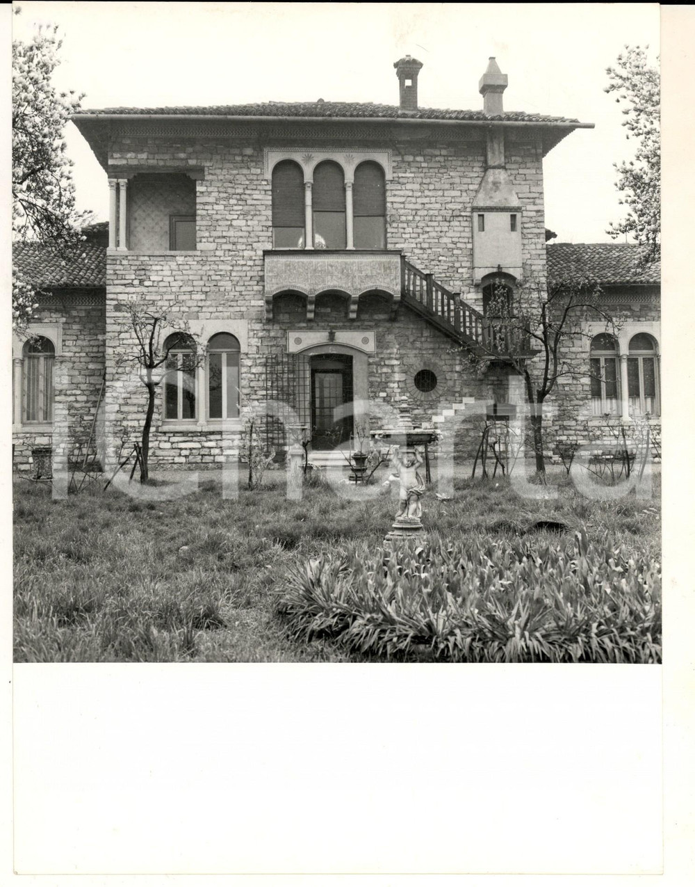 1960 ca BORGOLOMBARDO Veduta di Villa VOLONTE' con il giardino  - Foto 18x24 Fotografia d'epoca. CONDIZIONI: G  FORMATO:  18x24 cm      originale e autentica 1