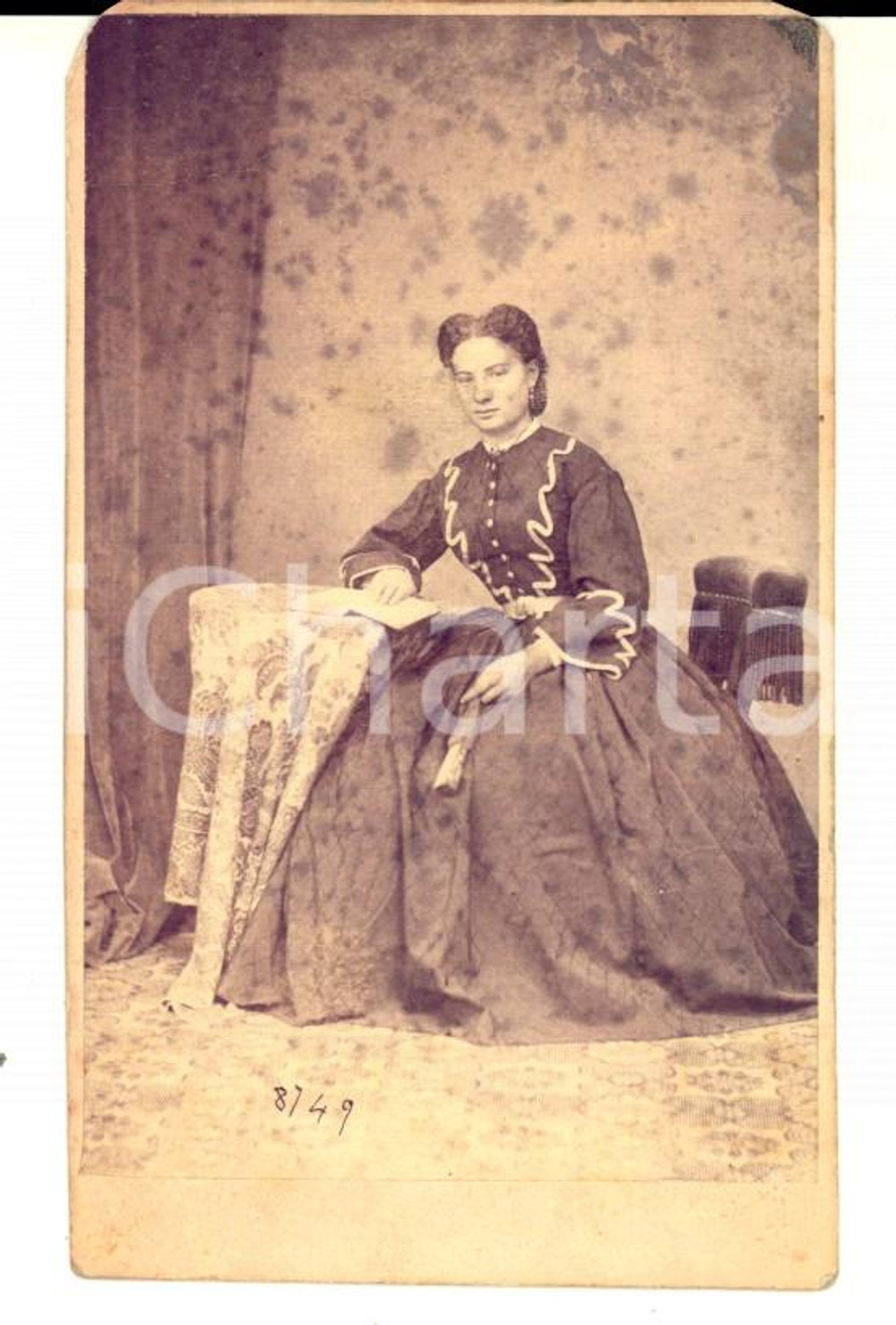 1863 MILANO Ritratto di Claudina SPINELLI - Foto Giulio ROSSI con dedica CDV Fotografia d'epoca, su cartoncino morbido.  CONDIZIONI: FAIR (macchie al margine superiore) E' severamente vietata la riproduzione. Tutti i diritti sono riservati.    originale e autentica 1