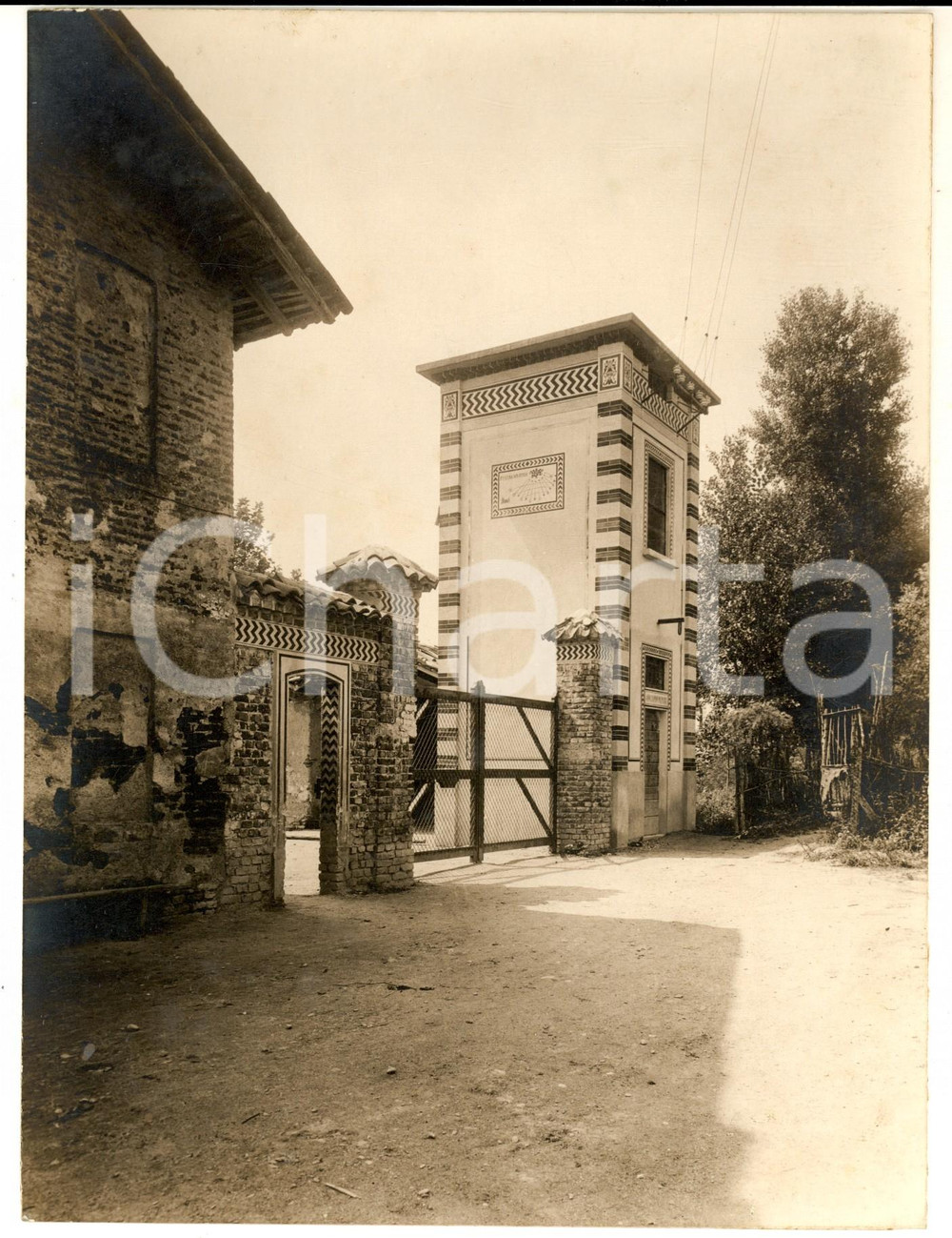 1930 ca BORGOLOMBARDO Scorcio della fattoria VOLONTE' con la meridiana  - Foto Fotografia d'epoca. CONDIZIONI: G  FORMATO:  18x24 cm      originale e autentica 1
