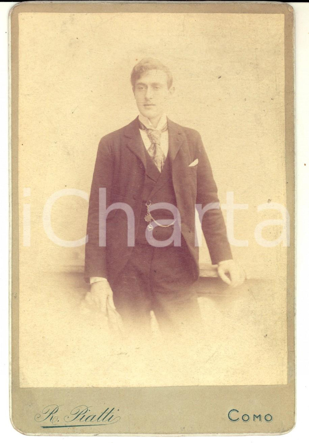 1890 ca COMO Ritratto di giovane uomo con orologio da taschino - Foto R. PIATTI Fotografia d'epoca, su cartoncino rigido.Didascalia al verso.  CONDIZIONI: G  FORMATO: 11x17 cmE' severamente vietata la riproduzione. Tutti i diritti sono riservati.     originale e autentica 1