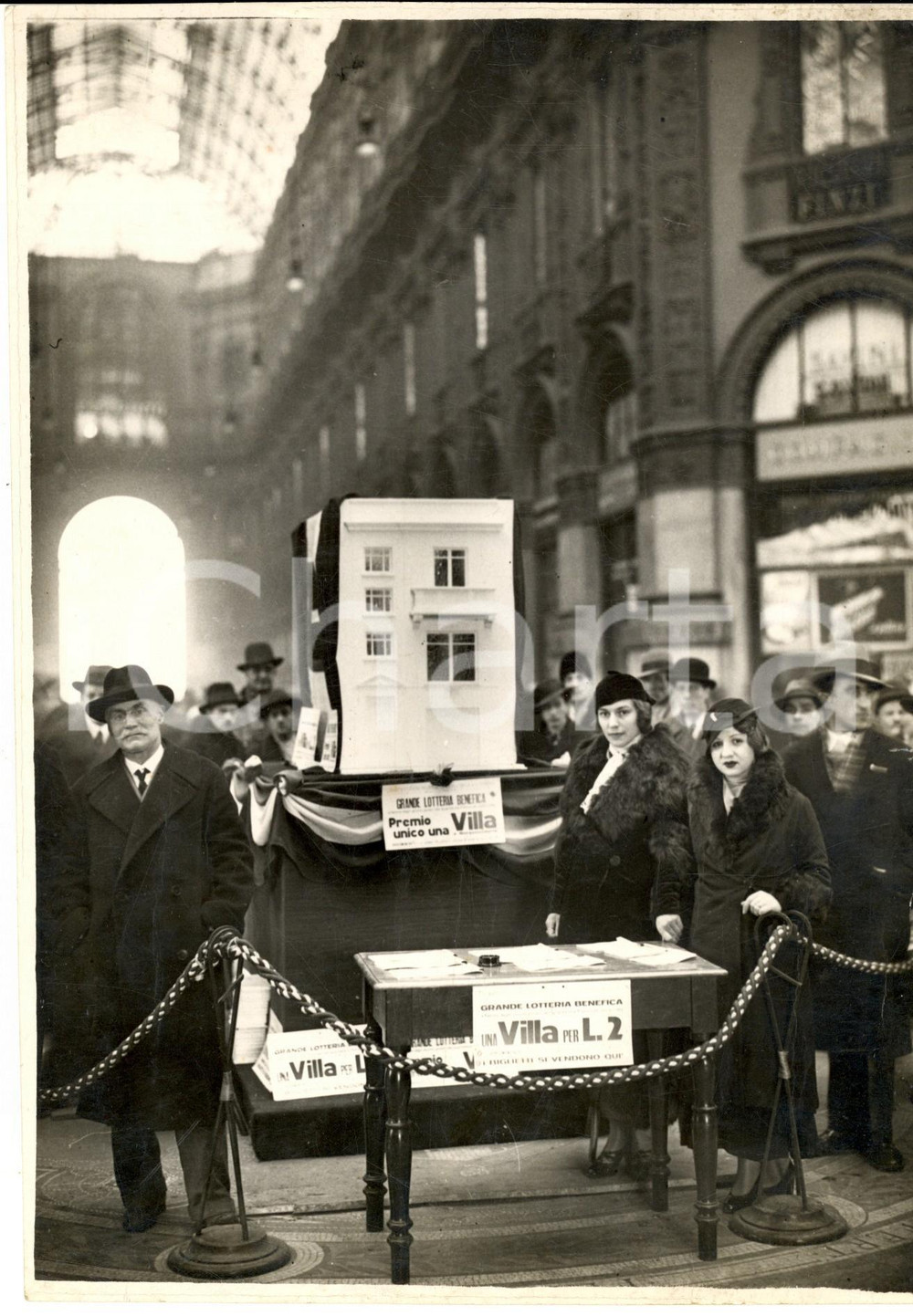 1950 ca MILANO Galleria Vittorio Emanuele *Luigi VOLONTE' alla lotteria benefica Fotografia d'epoca. CONDIZIONI: POOR (piegature e piccolo taglio al margine sinistro)FORMATO: 18x24 cm      originale e autentica 1