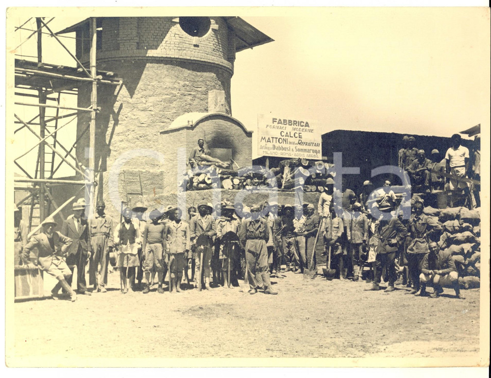 1936 AOI ADDIS ABEBA Fabbrica mattoni DABBUSI & SOMMARUGA - Foto RARA 24x18 Rara fotografia d'epoca, che mostra le maestranze della ditta nella sede di Addis Abeba. CONDIZIONI: G  (ma lieve macchia centrale)FORMATO:  24x18 cmFOTOGRAFO: Angeli     originale e autentica 1