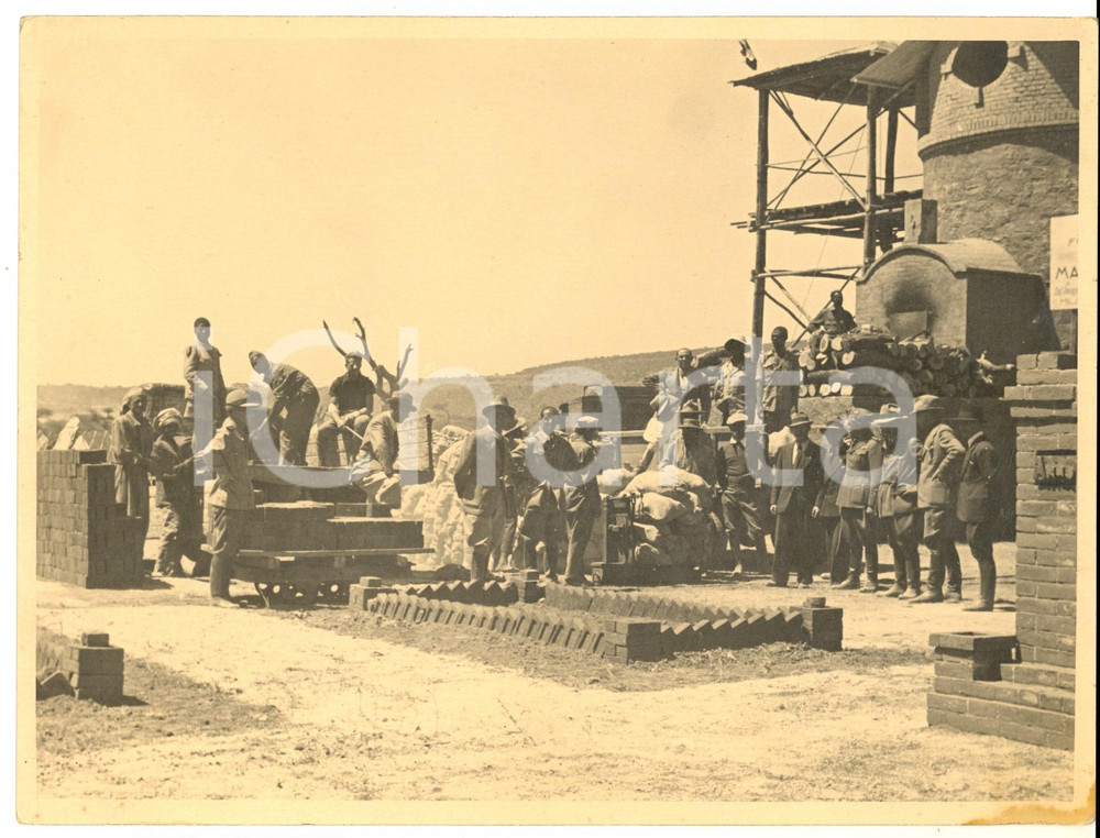 1936 AOI ADDIS ABEBA Fabbrica mattoni DABBUSI & SOMMARUGA *Foto RARA 24x18 Rara fotografia d'epoca, che mostra le maestranze della ditta nella sede di Addis Abeba. CONDIZIONI: G FORMATO:  24x18 cmFOTOGRAFO: Angeli     originale e autentica 1