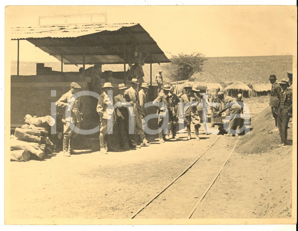 1936 AOI ADDIS ABEBA Fabbrica di mattoni DABBUSI & SOMMARUGA *Foto RARA 24x18 Rara fotografia d'epoca, che mostra le maestranze della ditta nella sede di Addis Abeba. CONDIZIONI: G FORMATO:  24x18 cmFOTOGRAFO: Angeli     originale e autentica 1