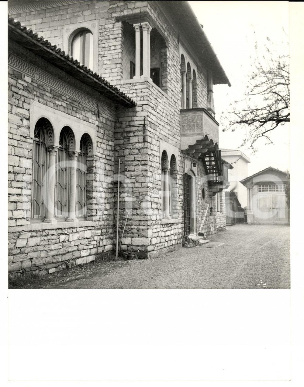 1960 ca BORGOLOMBARDO Veduta del cortile di Villa VOLONTE'  - Foto 18x24 cm Fotografia d'epoca. CONDIZIONI: G  FORMATO:  18x24 cm      originale e autentica 1