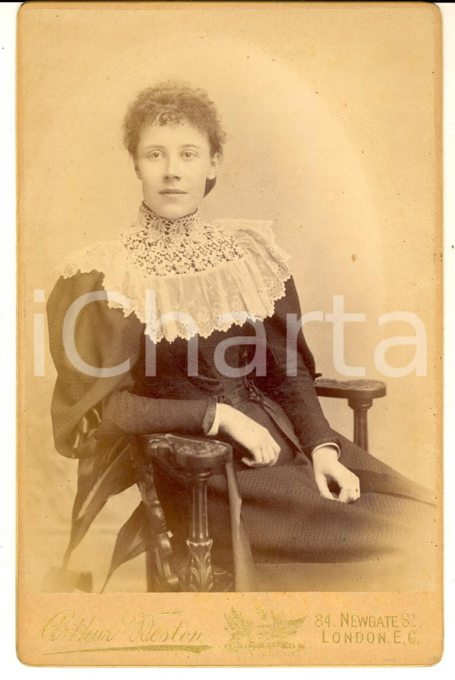 1895 LONDON Portrait of Edith EAMES - Photo Arthur WESTON 11x16 cm  Fotografia d'epoca, su cartoncino rigido.Dedica autografa al verso.  CONDIZIONI: G  FORMATO: 11x16 cmE' severamente vietata la riproduzione. Tutti i diritti sono riservati.    originale e autentica 1