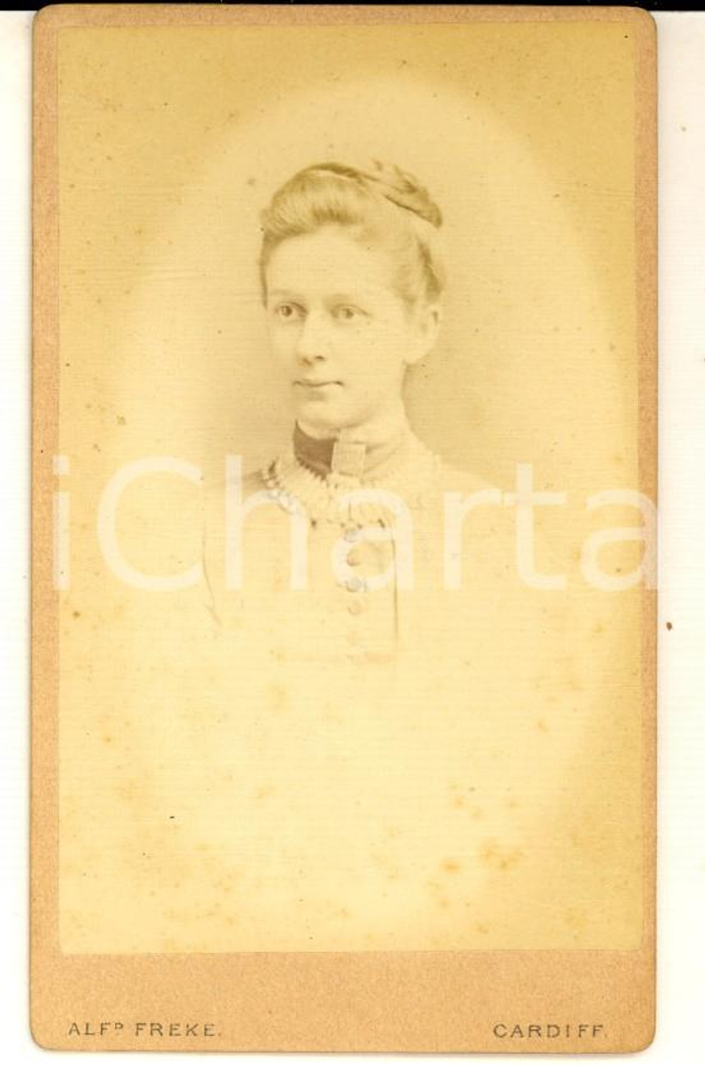 1870 ca CARDIFF Portrait of miss May ROBERTS - Photo Alfred FREKE CDV Fotografia d'epoca, su cartoncino rigido.  CONDIZIONI: G  FORMATO: CDVE' severamente vietata la riproduzione. Tutti i diritti sono riservati.    originale e autentica 1