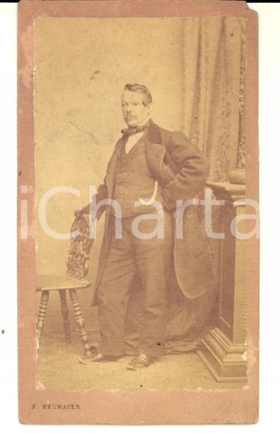 1870 ca MUNCHEN Portrait of a man with a chair - Photo F. NEUMAYER CDV Fotografia d'epoca, su cartoncino morbido.  CONDIZIONI: FAIR (bruniture e piccola mancanza angolare)  FORMATO: CDVE' severamente vietata la riproduzione. Tutti i diritti sono riservati.    originale e autentica 1