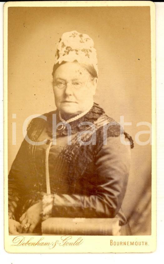1885 ca BOURNEMOUTH Portrait Mrs CLARK from Birmingham *Photo DEBENHAM & GOULD Fotografia d'epoca, su cartoncino rigido.  CONDIZIONI: FAIR (immagine lievemente sbiadita)  FORMATO: CDVE' severamente vietata la riproduzione. Tutti i diritti sono riservati.    originale e autentica 1