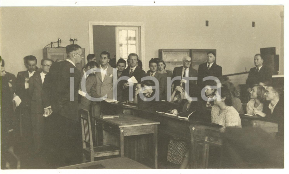 1955 ca UNIVERSITÃ€ DI KIEV (URSS) Socialisti italiani seguono una lezione *Foto Fotografia d'epoca con didascalia coeva al verso.La fotografia &egrave; relativa alla visita di una delegazione socialista italiana nella Kiev dell'ex URSS, tra universit&agrave; e mondo rurale.Facevano parte della delegazione l'on. Alcide Malagugini e Francesco Flora.  CONDIZIONI: G (ma minima piegatura all'angolo superiore destro) CONDIZIONI: 18x11 cm     originale e autentica 1