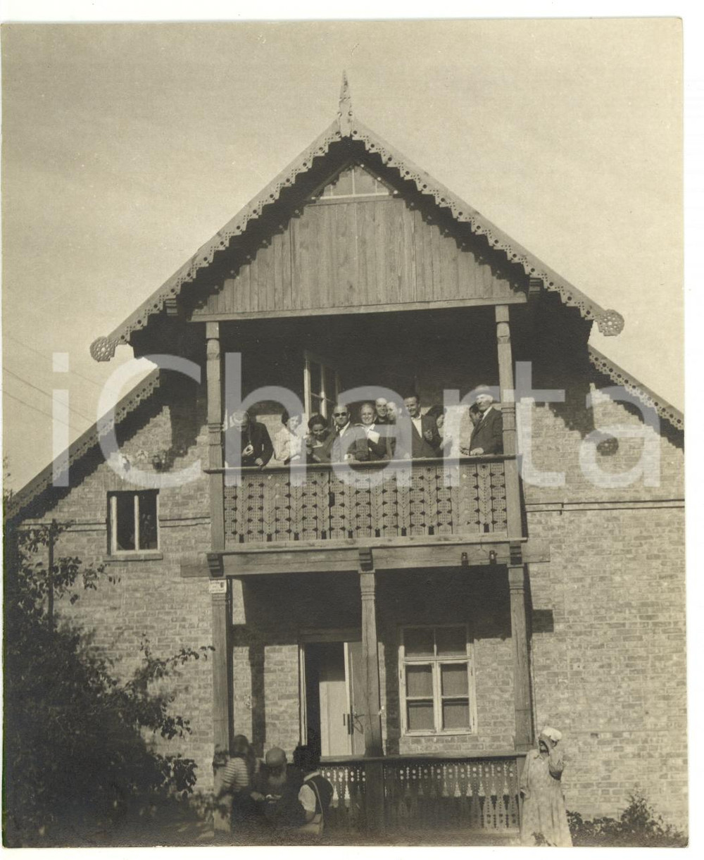 1955 ca KIEV Socialisti italiani visitano casa di un pastore - Foto di gruppo Fotografia d'epoca con didascalia coeva al verso.La fotografia &egrave; relativa alla visita di una delegazione socialista italiana nella Kiev dell'ex URSS, tra universit&agrave; e mondo rurale.Facevano parte della delegazione l'on. Alcide Malagugini e Francesco Flora.  CONDIZIONI: G  CONDIZIONI: 13x15 cm    originale e autentica 1