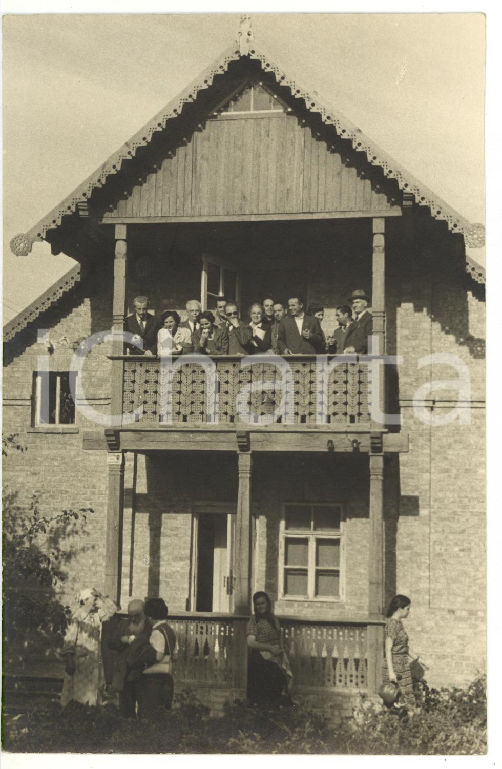 1955 ca KIEV Socialisti italiani visitano la casa di un pastore - Foto di gruppo Fotografia d'epoca con didascalia coeva al verso.La fotografia &egrave; relativa alla visita di una delegazione socialista italiana nella Kiev dell'ex URSS, tra universit&agrave; e mondo rurale.Facevano parte della delegazione l'on. Alcide Malagugini e Francesco Flora.  CONDIZIONI: G  CONDIZIONI: 12x18 cm    originale e autentica 1