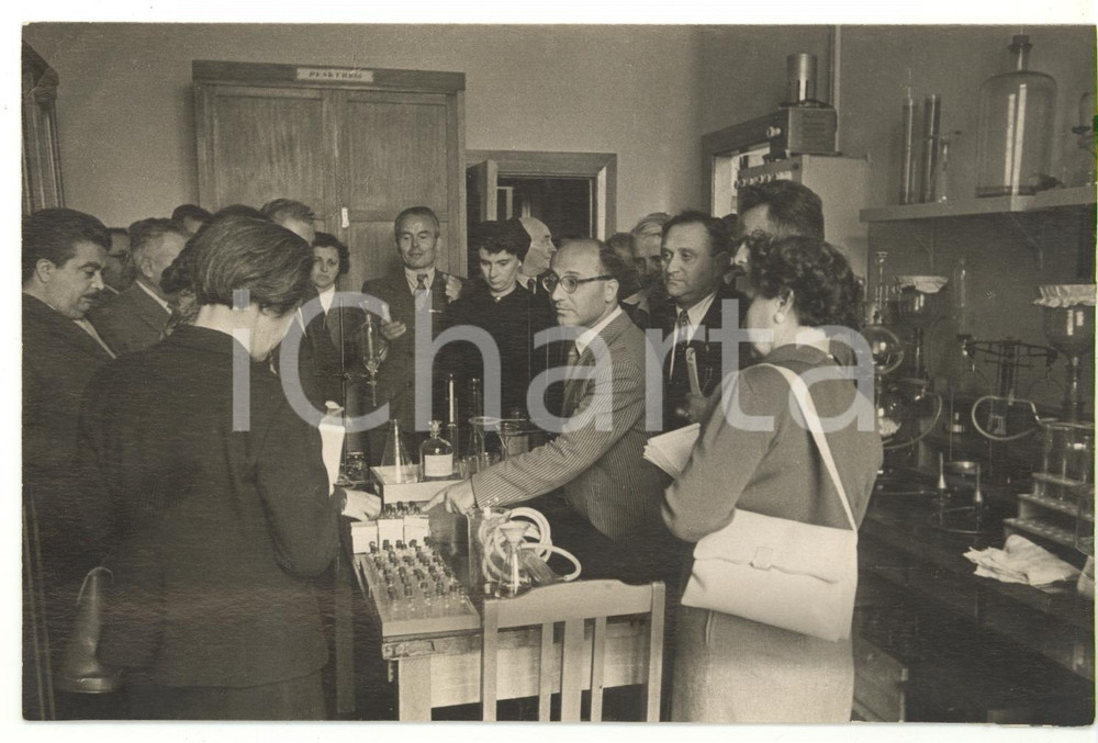 1955 ca MOSCA (URSS) Socialisti italiani visitano collegio maschile *Fotografia Fotografia d'epoca con didascalia coeva al verso.La fotografia &egrave; relativa alla visita di una delegazione socialista italiana nella Kiev dell'ex URSS, tra universit&agrave; e mondo rurale.Facevano parte della delegazione l'on. Alcide Malagugini e Francesco Flora.  CONDIZIONI: FAIR (piccola piegatura all'angolo superiore sinistro) CONDIZIONI: 18x12 cm    originale e autentica 1