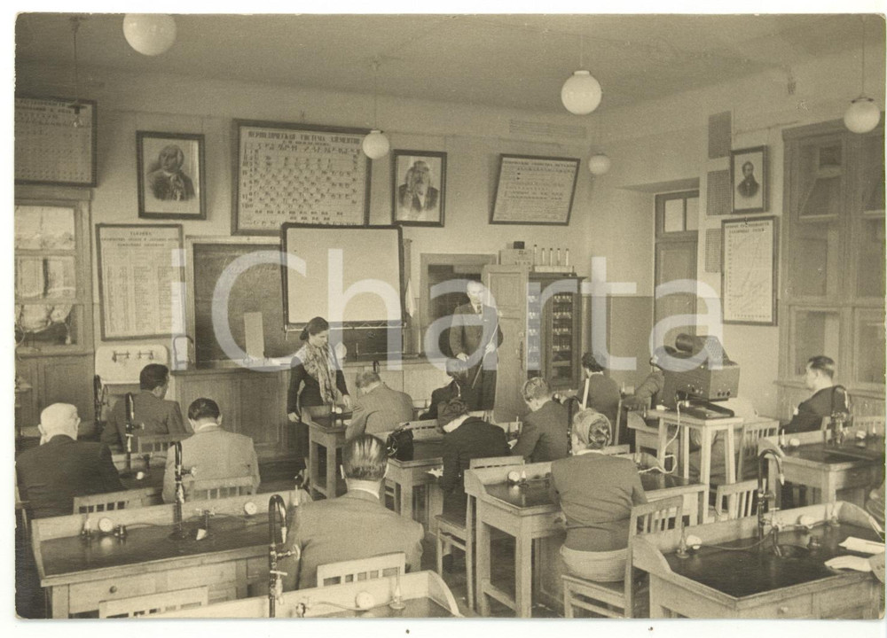 1955 ca MOSCA (URSS) Socialisti italiani visitano collegio maschile *Foto  Fotografia d'epoca con didascalia coeva al verso.La fotografia &egrave; relativa alla visita di una delegazione socialista italiana nella Kiev dell'ex URSS, tra universit&agrave; e mondo rurale.Facevano parte della delegazione l'on. Alcide Malagugini e Francesco Flora.  CONDIZIONI: G  CONDIZIONI: 18x13 cm    originale e autentica 1