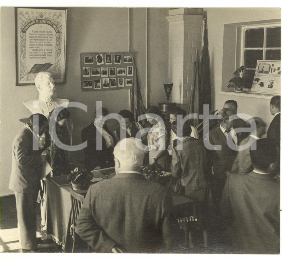 1955 ca KIEV (URSS) Delegazione socialista visita una scuola - Fotografia 15x13