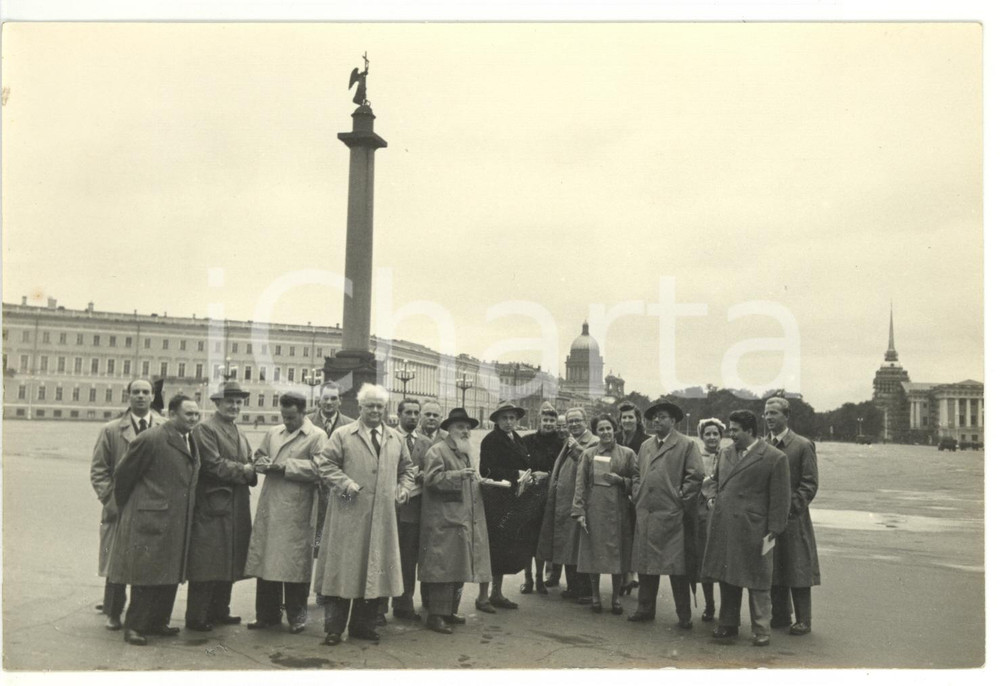 1955 ca LENINGRADO (URSS) Palazzo d'Inverno - Delegazione socialista in visita