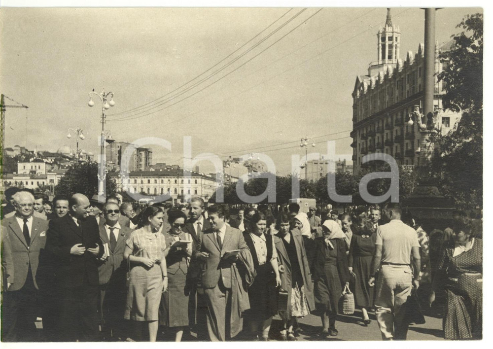 1955 ca KIEV (URSS) Delegazione socialista italiana visita la città - Foto 18x12 Fotografia d'epoca con didascalia coeva al verso.La fotografia è relativa alla visita di una delegazione socialista italiana nella Kiev dell'ex URSS, tra università e mondo rurale.Facevano parte della delegazione l'on. Alcide Malagugini e Francesco Flora. È severamente vietata la riproduzione. Tutti i diritti sono riservati. CONDIZIONI:GOOD/buonoFORMATO: 18x12 cm originale e autentica 1