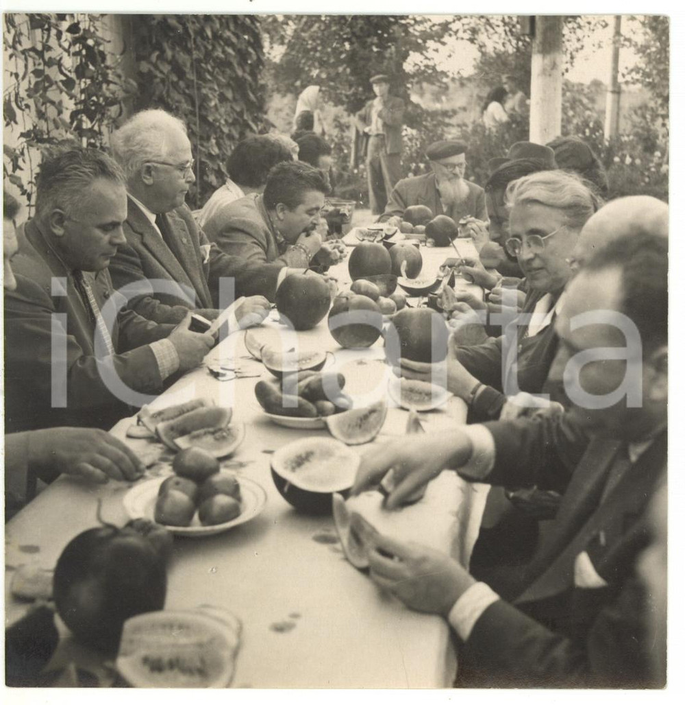 1955 ca KIEV (URSS) Tavolata delegazione socialista italiana - Alcide MALAGUGINI Fotografia d'epoca con didascalia coeva al verso.La fotografia &egrave; relativa alla visita di una delegazione socialista italiana nella Kiev dell'ex URSS, tra universit&agrave; e mondo rurale.Facevano parte della delegazione l'on. Alcide Malagugini e Francesco Flora.  CONDIZIONI: G CONDIZIONI: 13x13 cm&Egrave; severamente vietata la riproduzione. Tutti i diritti sono riservati.    originale e autentica 1