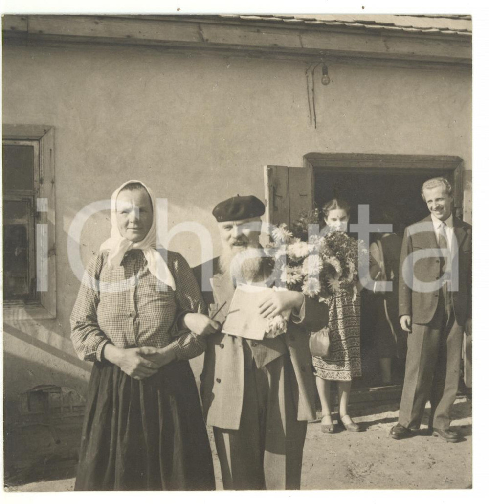 1955 ca KIEV (URSS) Un'allevatrice di maiali con l'on. Alcide MALAGUGINI - Foto