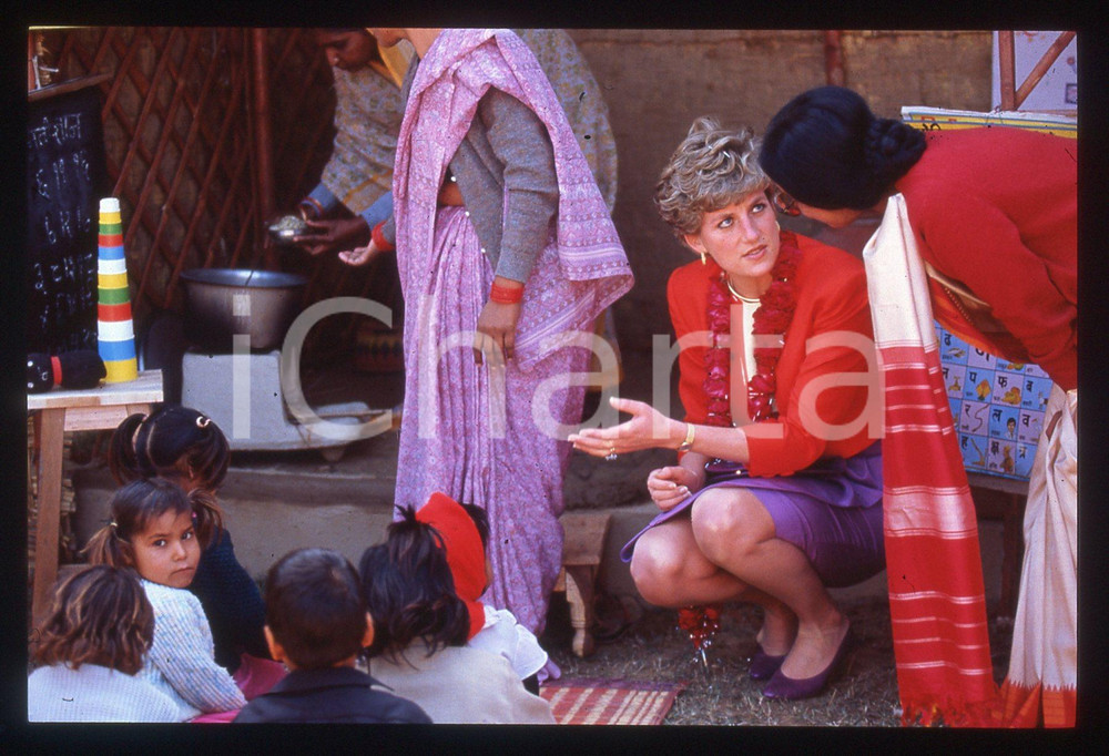 35mm vintage slide* 1992 Principessa DIANA SPENCER Viaggio in India (1)   Diapositiva d'epoca, in formato 35 mm. CONDIZIONI: GOOD ICharta mette in vendita, sul negozio eBay e in esclusiva sul sito "icharta" il proprio archivio composto da numerose diapositive e negativi fotografici d'epoca, tutti originali e autentici, che attraversano la storia del costume italiano tra gli la fine degli anni Sessanta e Novanta.Si tratta di uno sguardo inedito sull'attualità, la politica, la vita quotidiana, il gossip e la cultura, che fotografa il cambiamento della nazione in quest'ultimo scorcio del XX secolo. Un'occasione unica per il mercato del collezionismo, che vede finalmente disponibile un archivio eccezionale per vastità, tematiche e condizioni, in un settore (il negativo fotografico e la diapositiva) di assoluta novità e dalle interessanti prospettive di investimento.  originale e autentica 1