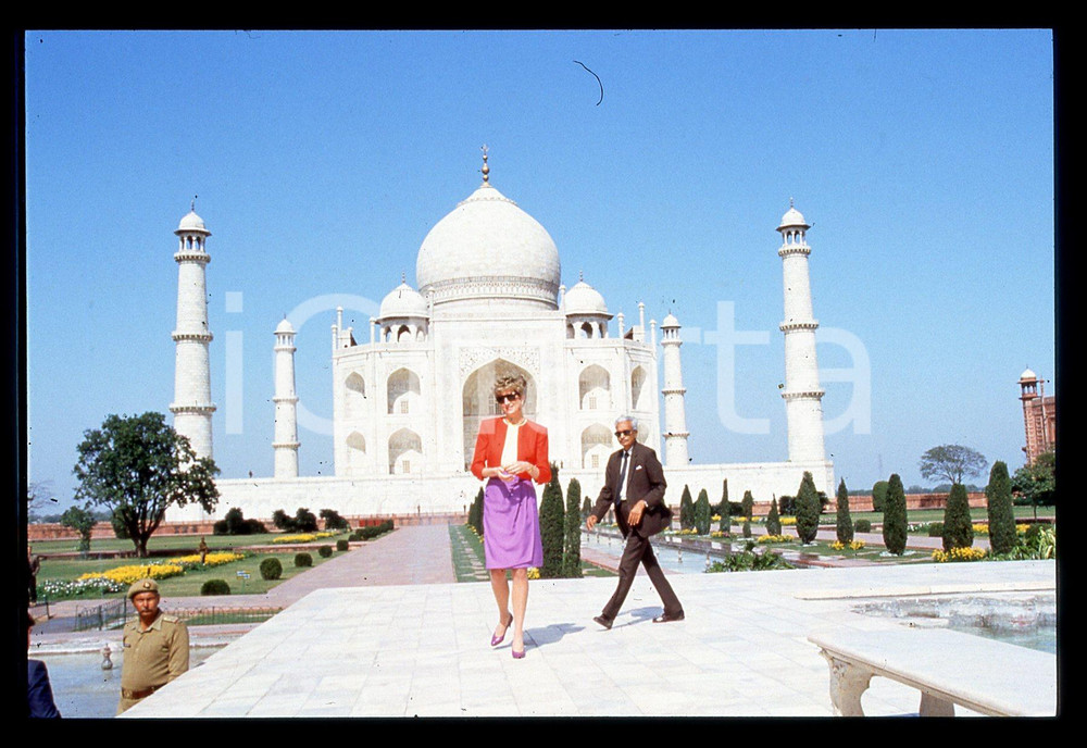 35mm vintage slide* 1992 Principessa DIANA SPENCER Viaggio in India (6)   Diapositiva d'epoca, in formato 35 mm. CONDIZIONI: GOOD ICharta mette in vendita, sul negozio eBay e in esclusiva sul sito "icharta" il proprio archivio composto da numerose diapositive e negativi fotografici d'epoca, tutti originali e autentici, che attraversano la storia del costume italiano tra gli la fine degli anni Sessanta e Novanta.Si tratta di uno sguardo inedito sull'attualità, la politica, la vita quotidiana, il gossip e la cultura, che fotografa il cambiamento della nazione in quest'ultimo scorcio del XX secolo. Un'occasione unica per il mercato del collezionismo, che vede finalmente disponibile un archivio eccezionale per vastità, tematiche e condizioni, in un settore (il negativo fotografico e la diapositiva) di assoluta novità e dalle interessanti prospettive di investimento.  originale e autentica 1