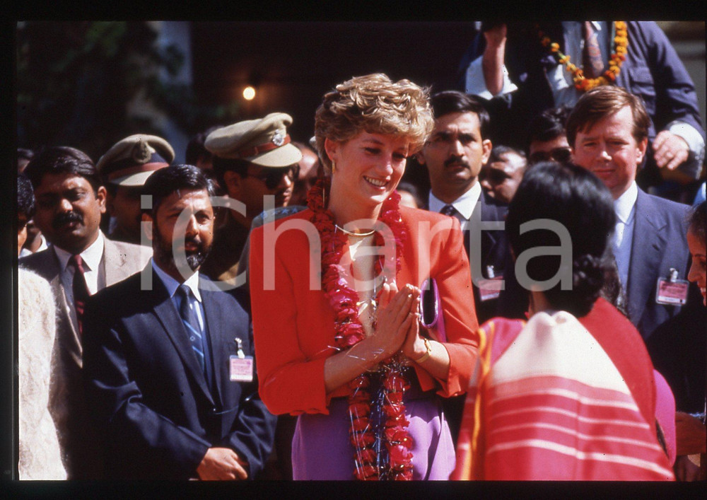 35mm vintage slide* 1992 Principessa DIANA SPENCER Viaggio in India (11)   Diapositiva d'epoca, in formato 35 mm. CONDIZIONI: GOOD ICharta mette in vendita, sul negozio eBay e in esclusiva sul sito "icharta" il proprio archivio composto da numerose diapositive e negativi fotografici d'epoca, tutti originali e autentici, che attraversano la storia del costume italiano tra gli la fine degli anni Sessanta e Novanta.Si tratta di uno sguardo inedito sull'attualità, la politica, la vita quotidiana, il gossip e la cultura, che fotografa il cambiamento della nazione in quest'ultimo scorcio del XX secolo. Un'occasione unica per il mercato del collezionismo, che vede finalmente disponibile un archivio eccezionale per vastità, tematiche e condizioni, in un settore (il negativo fotografico e la diapositiva) di assoluta novità e dalle interessanti prospettive di investimento.  originale e autentica 1