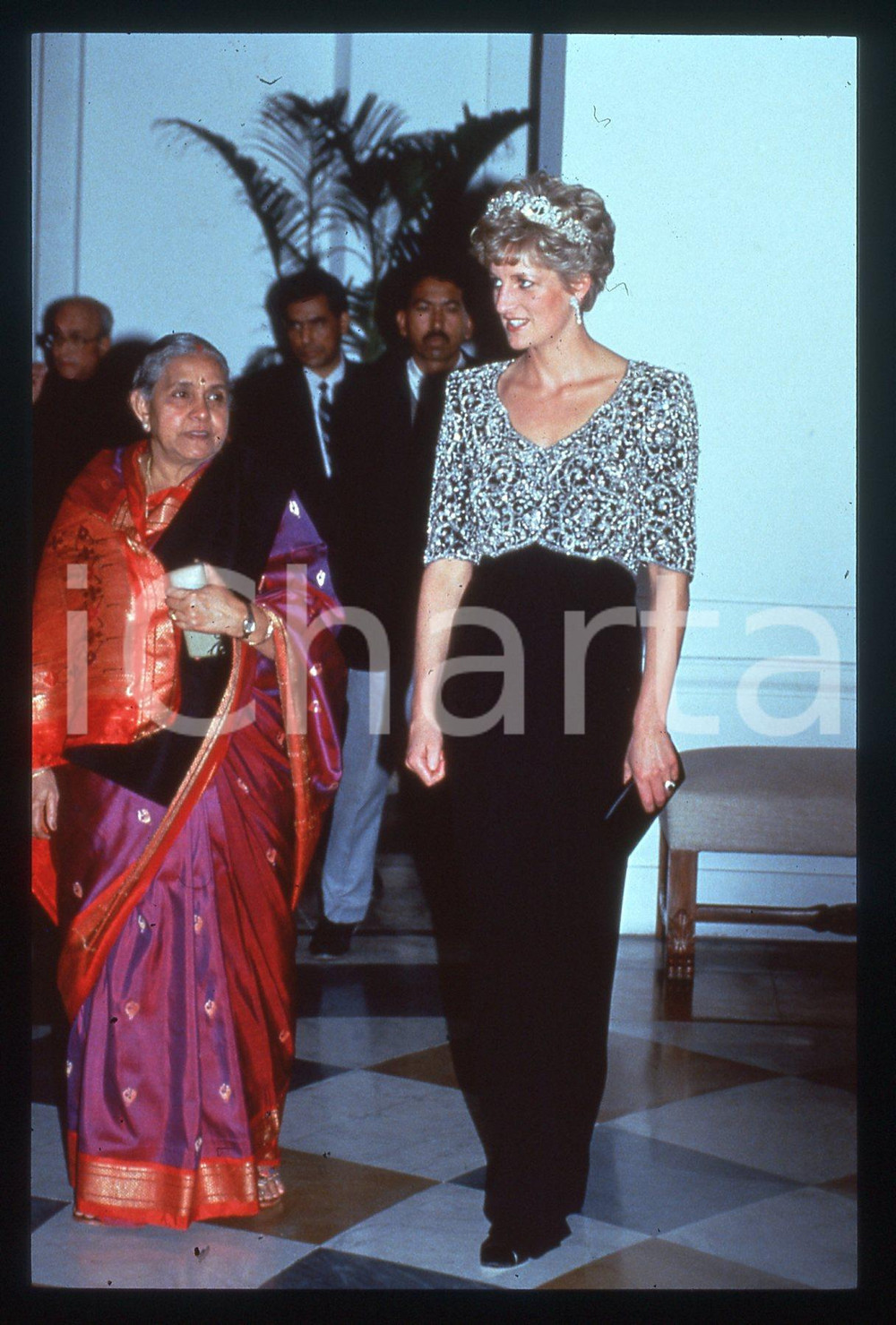35mm vintage slide* 1992 Principessa DIANA SPENCER Viaggio in India 11   Diapositiva d'epoca, in formato 35 mm. CONDIZIONI: GOOD ICharta mette in vendita, sul negozio eBay e in esclusiva sul sito "icharta" il proprio archivio composto da numerose diapositive e negativi fotografici d'epoca, tutti originali e autentici, che attraversano la storia del costume italiano tra gli la fine degli anni Sessanta e Novanta.Si tratta di uno sguardo inedito sull'attualità, la politica, la vita quotidiana, il gossip e la cultura, che fotografa il cambiamento della nazione in quest'ultimo scorcio del XX secolo. Un'occasione unica per il mercato del collezionismo, che vede finalmente disponibile un archivio eccezionale per vastità, tematiche e condizioni, in un settore (il negativo fotografico e la diapositiva) di assoluta novità e dalle interessanti prospettive di investimento.  originale e autentica 1