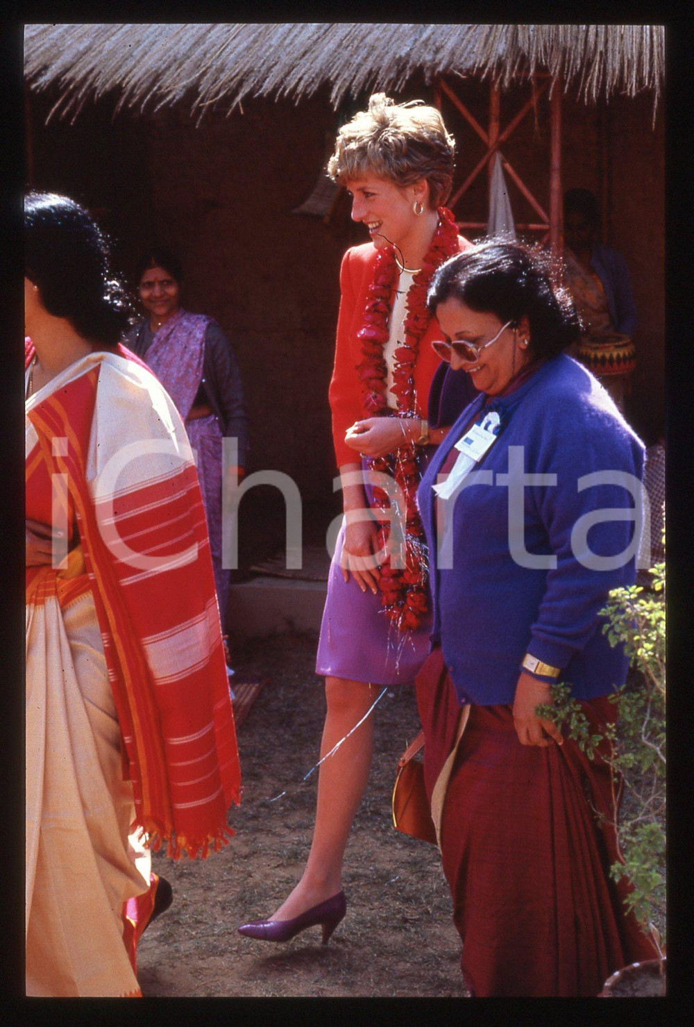 35mm vintage slide* 1992 Principessa DIANA SPENCER Viaggio in India (12)   Diapositiva d'epoca, in formato 35 mm. CONDIZIONI: GOOD ICharta mette in vendita, sul negozio eBay e in esclusiva sul sito "icharta" il proprio archivio composto da numerose diapositive e negativi fotografici d'epoca, tutti originali e autentici, che attraversano la storia del costume italiano tra gli la fine degli anni Sessanta e Novanta.Si tratta di uno sguardo inedito sull'attualità, la politica, la vita quotidiana, il gossip e la cultura, che fotografa il cambiamento della nazione in quest'ultimo scorcio del XX secolo. Un'occasione unica per il mercato del collezionismo, che vede finalmente disponibile un archivio eccezionale per vastità, tematiche e condizioni, in un settore (il negativo fotografico e la diapositiva) di assoluta novità e dalle interessanti prospettive di investimento.  originale e autentica 1