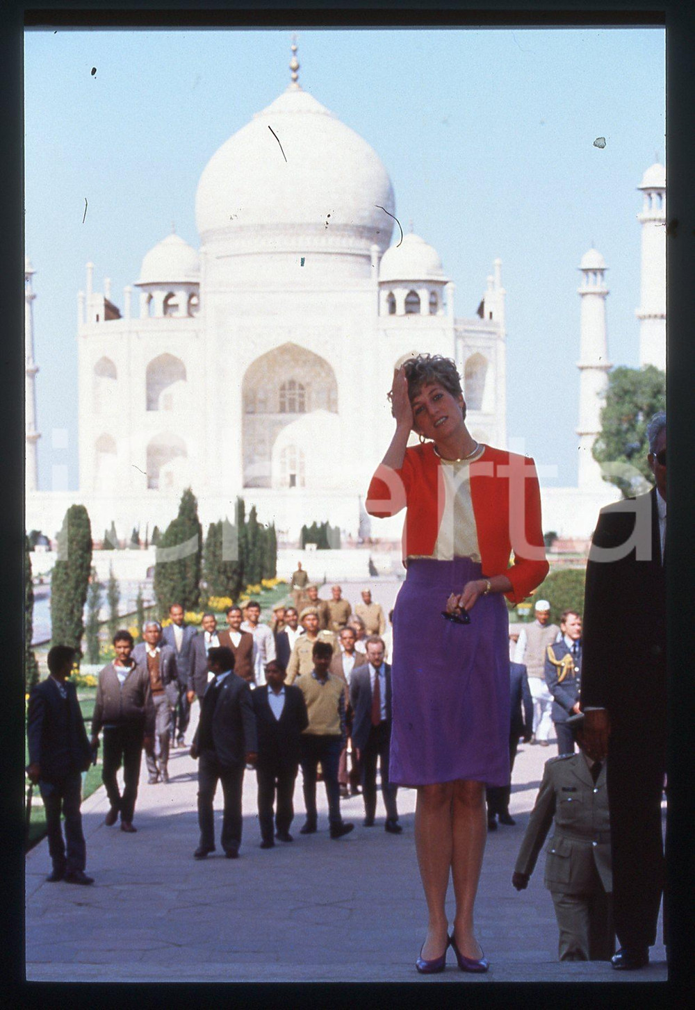 35mm vintage slide* 1992 Principessa DIANA SPENCER Viaggio in India (14)   Diapositiva d'epoca, in formato 35 mm. CONDIZIONI: GOOD ICharta mette in vendita, sul negozio eBay e in esclusiva sul sito "icharta" il proprio archivio composto da numerose diapositive e negativi fotografici d'epoca, tutti originali e autentici, che attraversano la storia del costume italiano tra gli la fine degli anni Sessanta e Novanta.Si tratta di uno sguardo inedito sull'attualità, la politica, la vita quotidiana, il gossip e la cultura, che fotografa il cambiamento della nazione in quest'ultimo scorcio del XX secolo. Un'occasione unica per il mercato del collezionismo, che vede finalmente disponibile un archivio eccezionale per vastità, tematiche e condizioni, in un settore (il negativo fotografico e la diapositiva) di assoluta novità e dalle interessanti prospettive di investimento.  originale e autentica 1
