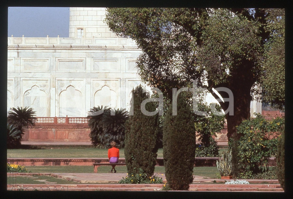 35mm vintage slide* 1992 Principessa DIANA SPENCER Viaggio in India (15)   Diapositiva d'epoca, in formato 35 mm. CONDIZIONI: GOOD ICharta mette in vendita, sul negozio eBay e in esclusiva sul sito "icharta" il proprio archivio composto da numerose diapositive e negativi fotografici d'epoca, tutti originali e autentici, che attraversano la storia del costume italiano tra gli la fine degli anni Sessanta e Novanta.Si tratta di uno sguardo inedito sull'attualità, la politica, la vita quotidiana, il gossip e la cultura, che fotografa il cambiamento della nazione in quest'ultimo scorcio del XX secolo. Un'occasione unica per il mercato del collezionismo, che vede finalmente disponibile un archivio eccezionale per vastità, tematiche e condizioni, in un settore (il negativo fotografico e la diapositiva) di assoluta novità e dalle interessanti prospettive di investimento.  originale e autentica 1