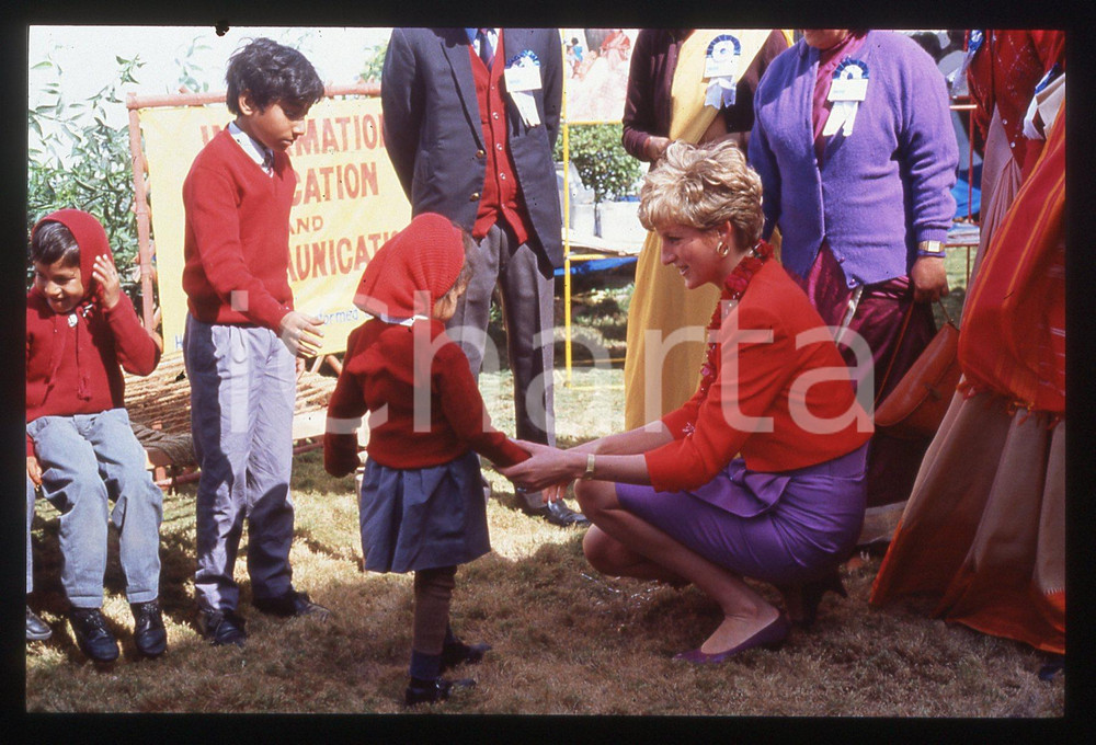 35mm vintage slide* 1992 Principessa DIANA SPENCER Viaggio in India (18)   Diapositiva d'epoca, in formato 35 mm. CONDIZIONI: GOOD ICharta mette in vendita, sul negozio eBay e in esclusiva sul sito "icharta" il proprio archivio composto da numerose diapositive e negativi fotografici d'epoca, tutti originali e autentici, che attraversano la storia del costume italiano tra gli la fine degli anni Sessanta e Novanta.Si tratta di uno sguardo inedito sull'attualità, la politica, la vita quotidiana, il gossip e la cultura, che fotografa il cambiamento della nazione in quest'ultimo scorcio del XX secolo. Un'occasione unica per il mercato del collezionismo, che vede finalmente disponibile un archivio eccezionale per vastità, tematiche e condizioni, in un settore (il negativo fotografico e la diapositiva) di assoluta novità e dalle interessanti prospettive di investimento.  originale e autentica 1