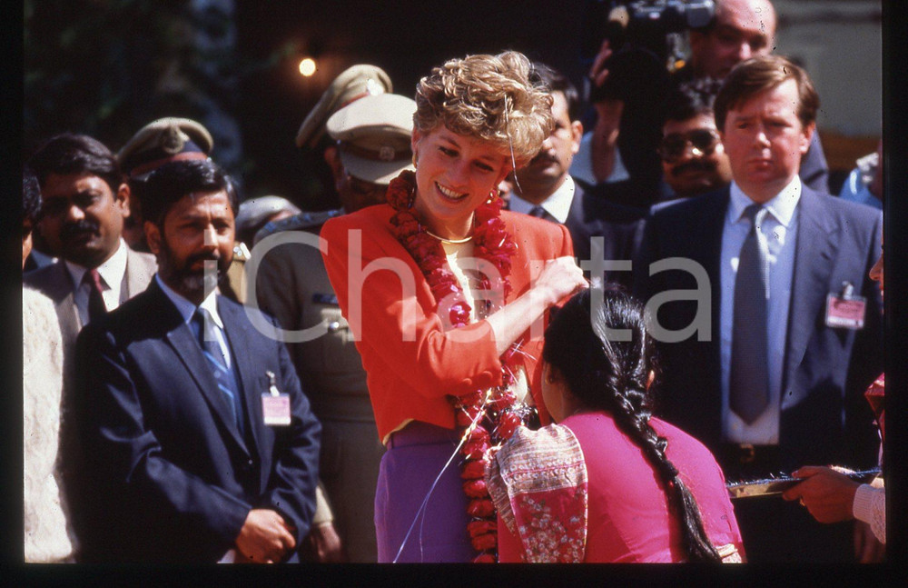 35mm vintage slide* 1992 Principessa DIANA SPENCER Viaggio in India (19)   Diapositiva d'epoca, in formato 35 mm. CONDIZIONI: GOOD ICharta mette in vendita, sul negozio eBay e in esclusiva sul sito "icharta" il proprio archivio composto da numerose diapositive e negativi fotografici d'epoca, tutti originali e autentici, che attraversano la storia del costume italiano tra gli la fine degli anni Sessanta e Novanta.Si tratta di uno sguardo inedito sull'attualità, la politica, la vita quotidiana, il gossip e la cultura, che fotografa il cambiamento della nazione in quest'ultimo scorcio del XX secolo. Un'occasione unica per il mercato del collezionismo, che vede finalmente disponibile un archivio eccezionale per vastità, tematiche e condizioni, in un settore (il negativo fotografico e la diapositiva) di assoluta novità e dalle interessanti prospettive di investimento.  originale e autentica 1