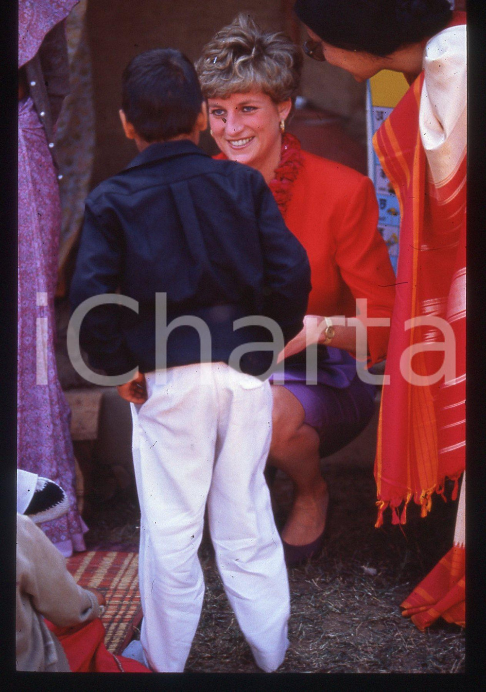 35mm vintage slide* 1992 Principessa DIANA SPENCER Viaggio in India (20)   Diapositiva d'epoca, in formato 35 mm. CONDIZIONI: GOOD ICharta mette in vendita, sul negozio eBay e in esclusiva sul sito "icharta" il proprio archivio composto da numerose diapositive e negativi fotografici d'epoca, tutti originali e autentici, che attraversano la storia del costume italiano tra gli la fine degli anni Sessanta e Novanta.Si tratta di uno sguardo inedito sull'attualità, la politica, la vita quotidiana, il gossip e la cultura, che fotografa il cambiamento della nazione in quest'ultimo scorcio del XX secolo. Un'occasione unica per il mercato del collezionismo, che vede finalmente disponibile un archivio eccezionale per vastità, tematiche e condizioni, in un settore (il negativo fotografico e la diapositiva) di assoluta novità e dalle interessanti prospettive di investimento.  originale e autentica 1