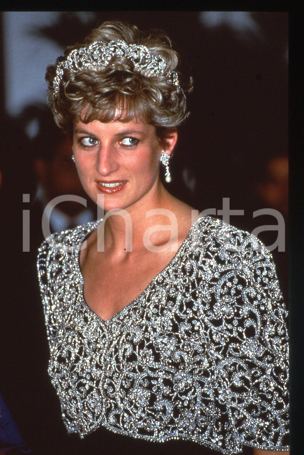 35mm vintage slide* 1992 Principessa DIANA SPENCER ritratto   Diapositiva d'epoca, in formato 35 mm. CONDIZIONI: GOOD ICharta mette in vendita, sul negozio eBay e in esclusiva sul sito "icharta" il proprio archivio composto da numerose diapositive e negativi fotografici d'epoca, tutti originali e autentici, che attraversano la storia del costume italiano tra gli la fine degli anni Sessanta e Novanta.Si tratta di uno sguardo inedito sull'attualità, la politica, la vita quotidiana, il gossip e la cultura, che fotografa il cambiamento della nazione in quest'ultimo scorcio del XX secolo. Un'occasione unica per il mercato del collezionismo, che vede finalmente disponibile un archivio eccezionale per vastità, tematiche e condizioni, in un settore (il negativo fotografico e la diapositiva) di assoluta novità e dalle interessanti prospettive di investimento.  originale e autentica 1