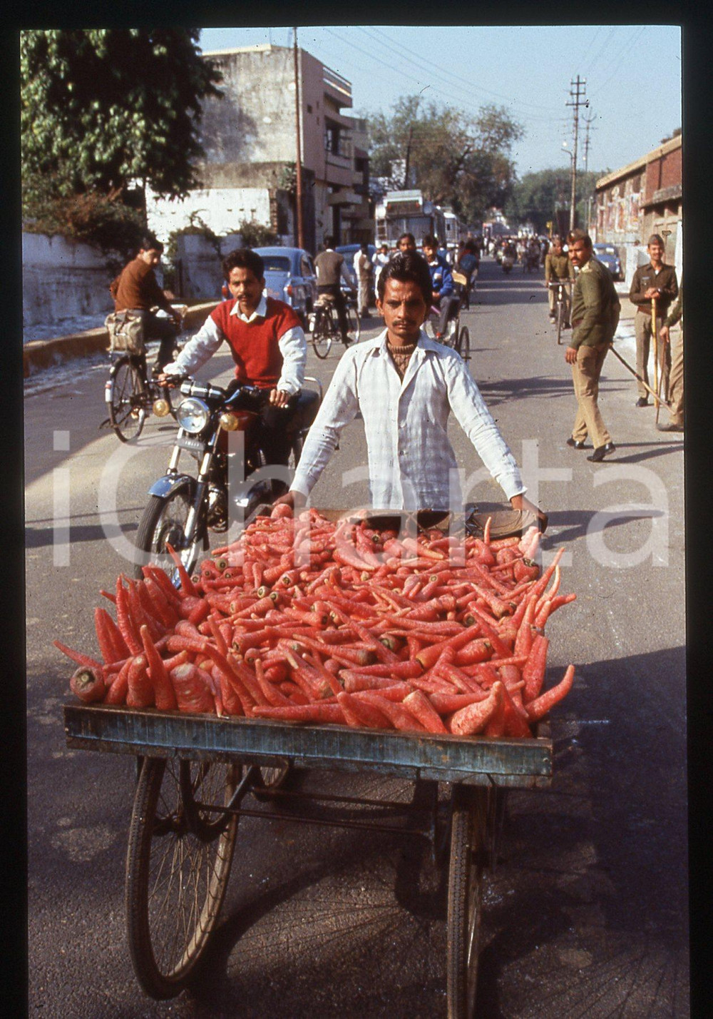 35mm vintage slide* 1992 Principessa DIANA SPENCER Viaggio in India (21)   Diapositiva d'epoca, in formato 35 mm. CONDIZIONI: GOOD ICharta mette in vendita, sul negozio eBay e in esclusiva sul sito "icharta" il proprio archivio composto da numerose diapositive e negativi fotografici d'epoca, tutti originali e autentici, che attraversano la storia del costume italiano tra gli la fine degli anni Sessanta e Novanta.Si tratta di uno sguardo inedito sull'attualità, la politica, la vita quotidiana, il gossip e la cultura, che fotografa il cambiamento della nazione in quest'ultimo scorcio del XX secolo. Un'occasione unica per il mercato del collezionismo, che vede finalmente disponibile un archivio eccezionale per vastità, tematiche e condizioni, in un settore (il negativo fotografico e la diapositiva) di assoluta novità e dalle interessanti prospettive di investimento.  originale e autentica 1