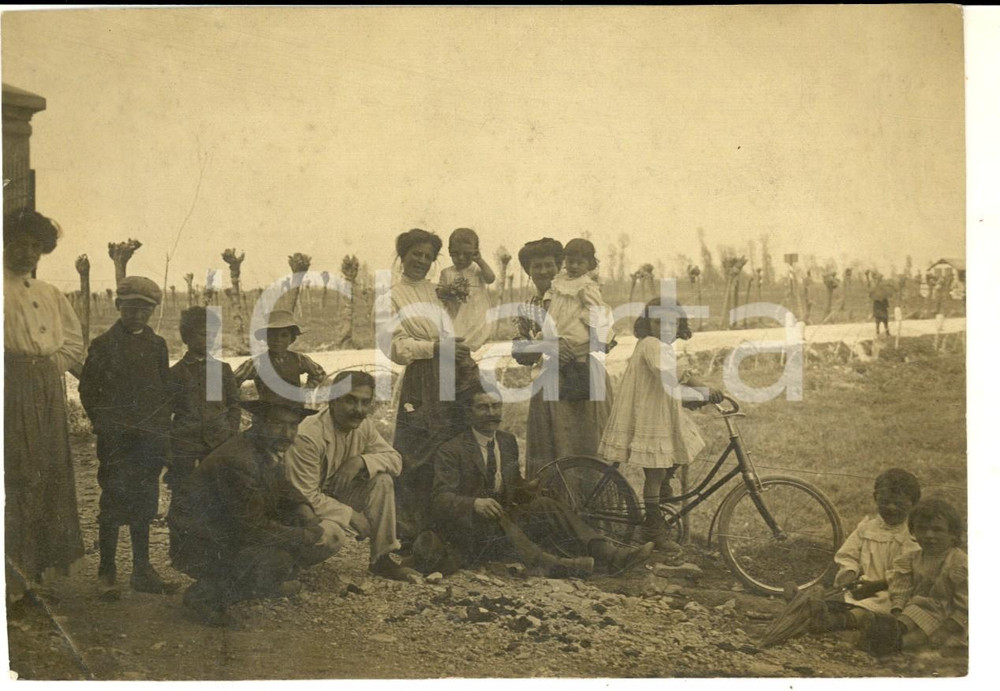 1910 ca AREA DI MILANO Famiglia VOLONTE' - Ritratto in una tenuta di campagna