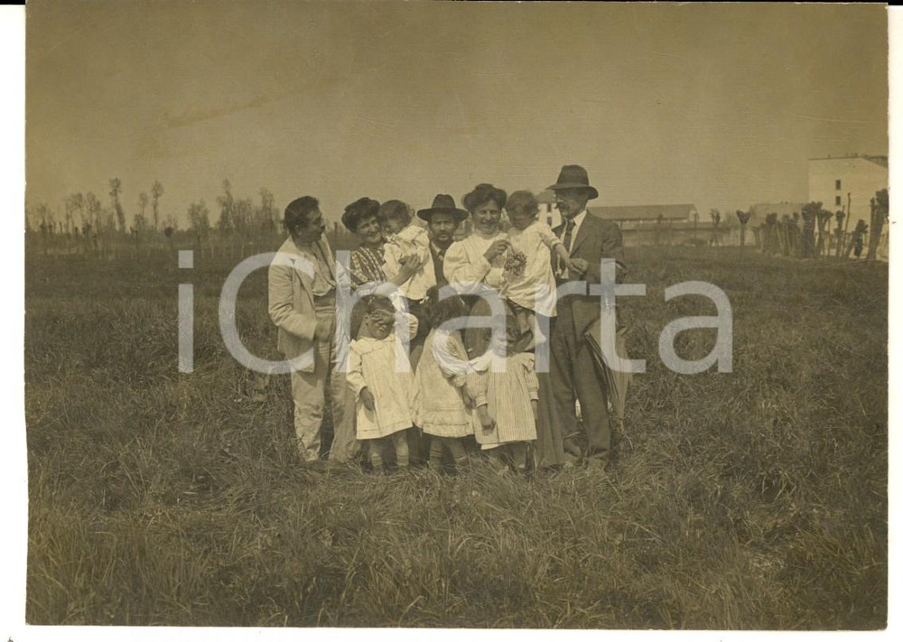 1910 ca AREA DI MILANO Famiglia VOLONTE' - Ritratto presso tenuta di campagna