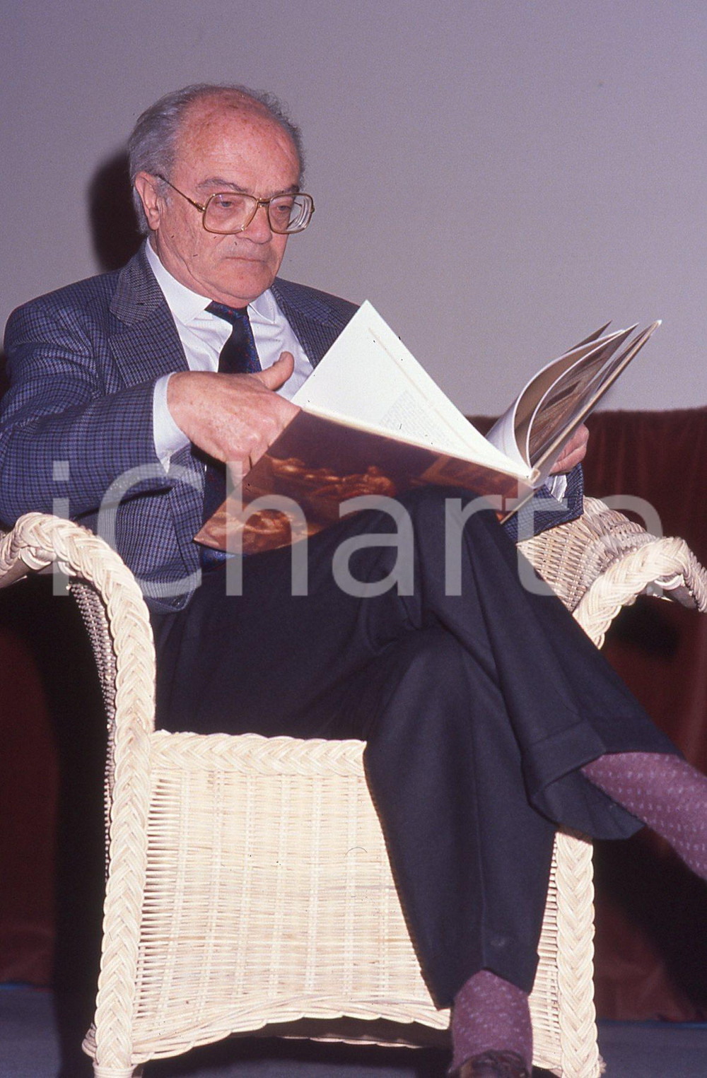 1989 Ritratto di MARIO PASTORE (3)*35mm VINTAGE SLIDE   Diapositiva originale d'epoca.Tutti i diritti riservati.E' severamente vietata la riproduzione. ICharta mette in vendita, sul negozio eBay e in esclusiva sul sito "icharta" il proprio archivio composto da numerose diapositive e negativi fotografici d'epoca, tutti originali e autentici, che attraversano la storia del costume italiano tra gli la fine degli anni Sessanta e Novanta.Si tratta di uno sguardo inedito sull'attualità, la politica, la vita quotidiana, il gossip e la cultura, che fotografa il cambiamento della nazione in quest'ultimo scorcio del XX secolo. Un'occasione unica per il mercato del collezionismo, che vede finalmente disponibile un archivio eccezionale per vastità, tematiche e condizioni, in un settore (il negativo fotografico e la diapositiva) di assoluta novità e dalle interessanti prospettive di investimento. CONDIZIONI:FAIR/discretoFORMATO: 35mm originale e autentica 1