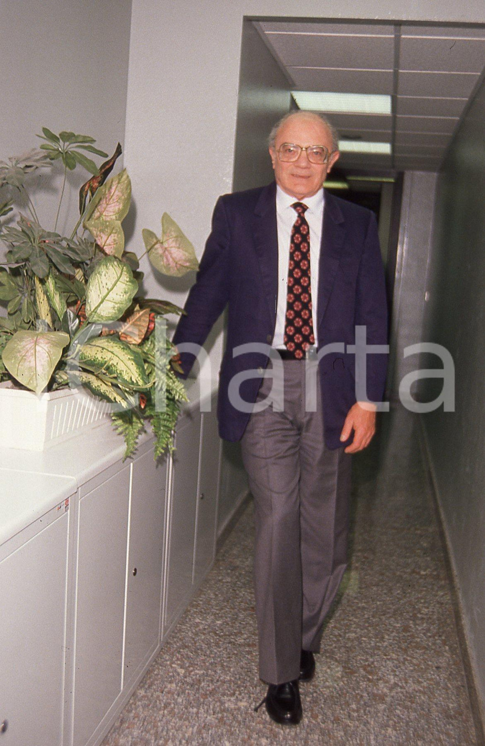 1989 Ritratto di MARIO PASTORE 4 *35mm VINTAGE SLIDE   Diapositiva originale d'epoca.Tutti i diritti riservati.E' severamente vietata la riproduzione. ICharta mette in vendita, sul negozio eBay e in esclusiva sul sito "icharta" il proprio archivio composto da numerose diapositive e negativi fotografici d'epoca, tutti originali e autentici, che attraversano la storia del costume italiano tra gli la fine degli anni Sessanta e Novanta.Si tratta di uno sguardo inedito sull'attualità, la politica, la vita quotidiana, il gossip e la cultura, che fotografa il cambiamento della nazione in quest'ultimo scorcio del XX secolo. Un'occasione unica per il mercato del collezionismo, che vede finalmente disponibile un archivio eccezionale per vastità, tematiche e condizioni, in un settore (il negativo fotografico e la diapositiva) di assoluta novità e dalle interessanti prospettive di investimento. CONDIZIONI:FAIR/discretoFORMATO: 35mm originale e autentica 1