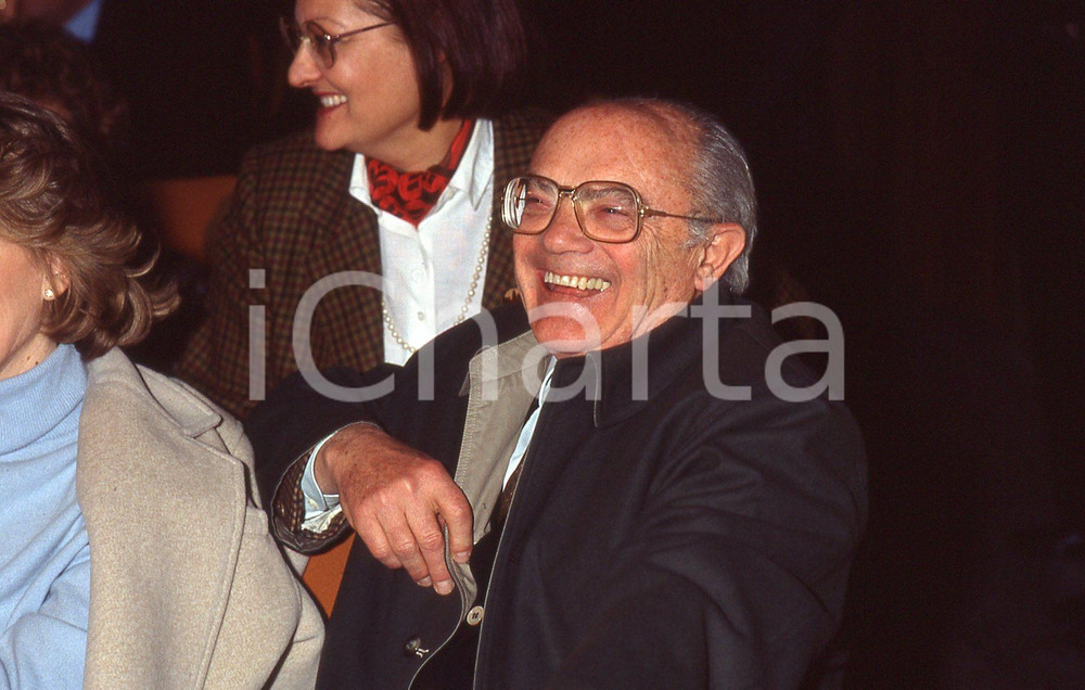 1989 Ritratto di MARIO PASTORE 8 *35mm VINTAGE SLIDE   Diapositiva originale d'epoca.Tutti i diritti riservati.E' severamente vietata la riproduzione. ICharta mette in vendita, sul negozio eBay e in esclusiva sul sito "icharta" il proprio archivio composto da numerose diapositive e negativi fotografici d'epoca, tutti originali e autentici, che attraversano la storia del costume italiano tra gli la fine degli anni Sessanta e Novanta.Si tratta di uno sguardo inedito sull'attualità, la politica, la vita quotidiana, il gossip e la cultura, che fotografa il cambiamento della nazione in quest'ultimo scorcio del XX secolo. Un'occasione unica per il mercato del collezionismo, che vede finalmente disponibile un archivio eccezionale per vastità, tematiche e condizioni, in un settore (il negativo fotografico e la diapositiva) di assoluta novità e dalle interessanti prospettive di investimento. CONDIZIONI:FAIR/discretoFORMATO: 35mm originale e autentica 1