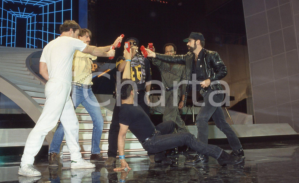 35mm vintage slide* 1985 VILLAGE PEOPLE a Festival di Sanremo (1) *originale   Diapositiva d'epoca, in formato 35 mm. CONDIZIONI:  GOODTutti i diritti riservati.E' severamente vietata la riproduzione. ICharta mette in vendita, sul negozio eBay e in esclusiva sul sito "icharta" il proprio archivio composto da numerose diapositive e negativi fotografici d'epoca, tutti originali e autentici, che attraversano la storia del costume italiano tra gli la fine degli anni Sessanta e Novanta.Si tratta di uno sguardo inedito sull'attualità, la politica, la vita quotidiana, il gossip e la cultura, che fotografa il cambiamento della nazione in quest'ultimo scorcio del XX secolo. Un'occasione unica per il mercato del collezionismo, che vede finalmente disponibile un archivio eccezionale per vastità, tematiche e condizioni, in un settore (il negativo fotografico e la diapositiva) di assoluta novità e dalle interessanti prospettive di investimento.  originale e autentica 1
